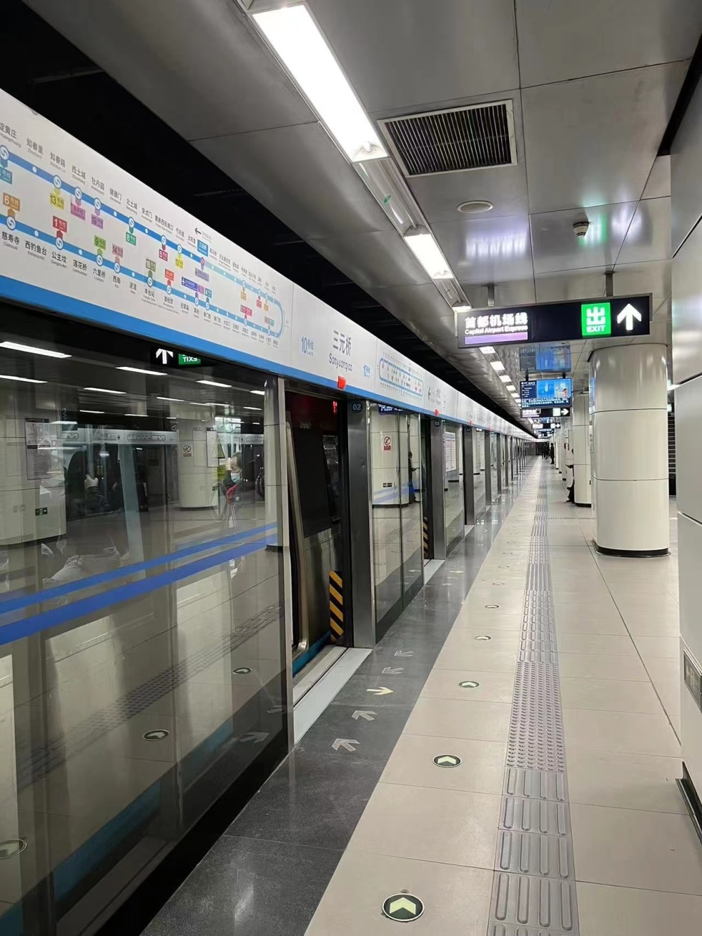 北京地铁三元桥站改造展新颜迎三线换乘_腾讯新闻