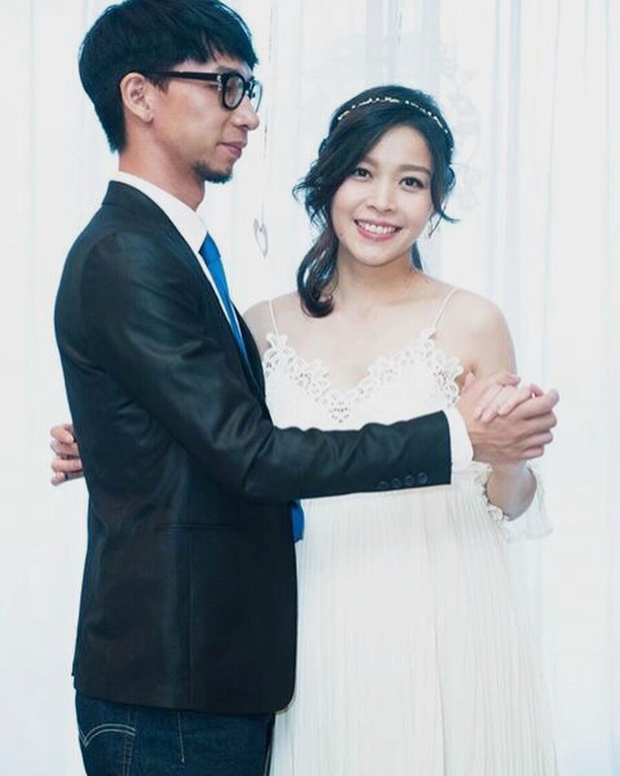 赖慰玲于2017年与舞台剧演员梁子峰奉子成婚,儿子marat已经6岁,与