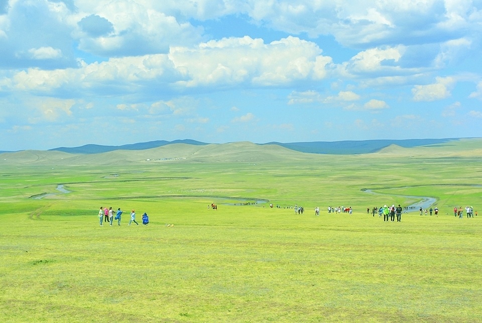 美丽的大草原一眼望不到边,蓝天白云,碧草绿浪,湖水涟漪,牛羊成群
