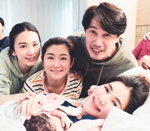 生劲宝时,selina,hebe和老公一起陪她经历20小时的艰难时光艰难产下