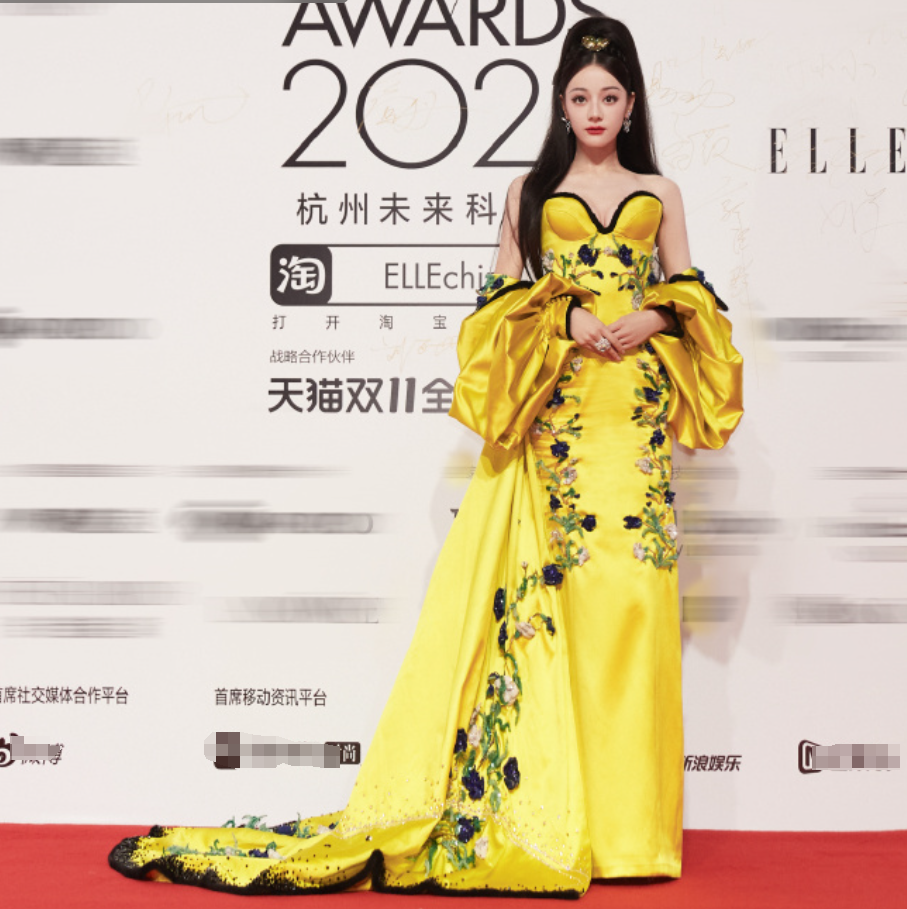 热巴红毯大翻车被嘲像泰星还疑似模仿范冰冰造型师出来内涵