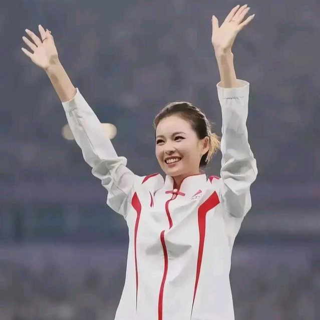 在杨家玉夺金后,媒体人麦穗丰晒出了杨家玉的照片,并写道:"道理我都懂