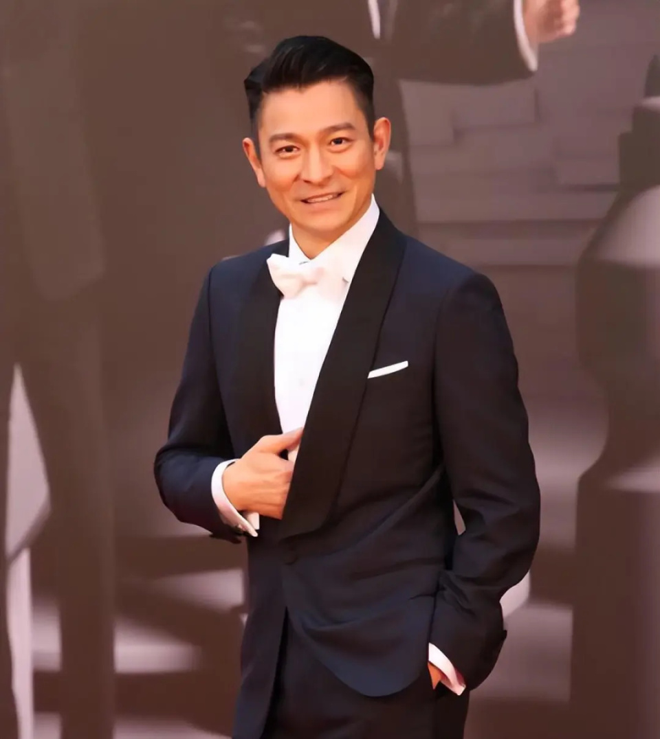 刘德华上海演唱会收入至少3亿?黄牛几十倍加价,天王自己都无奈