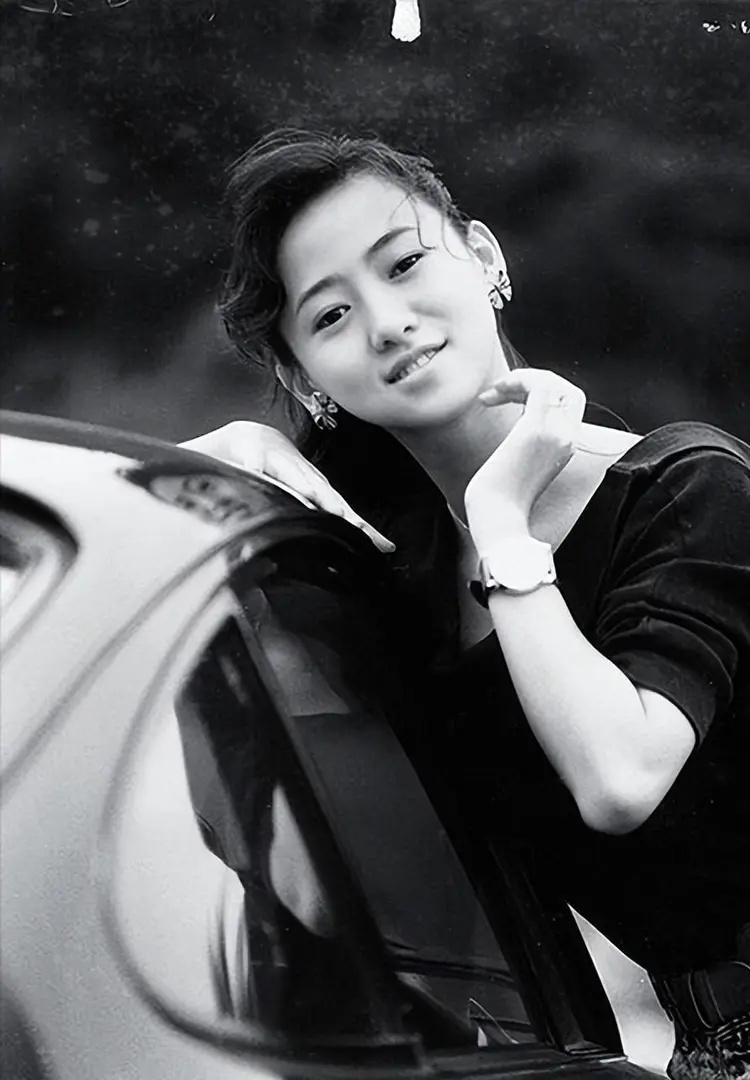 58岁翁虹比18岁女儿还美！丈夫女儿常年在国外，一家人都是高颜值-腾讯新闻