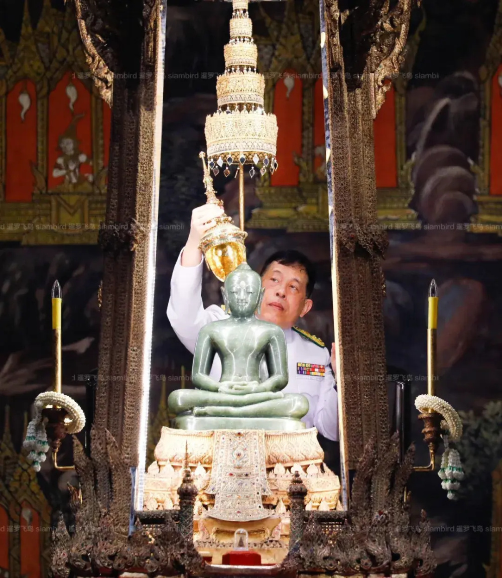 罕见现场实拍泰国国王为玉佛换装过程,泰国正式从凉季进入热季