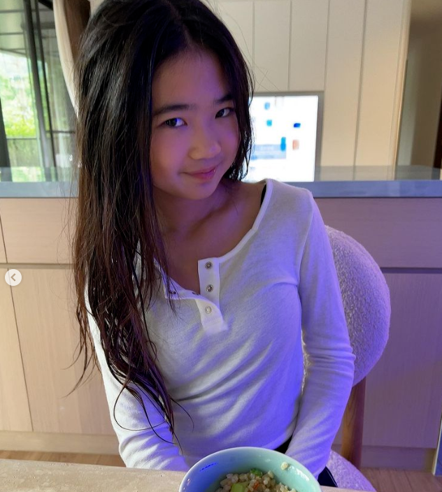 曹格女儿晒近照,grace穿修身露腰装好成熟,穿衣打扮不像12岁_腾讯新闻