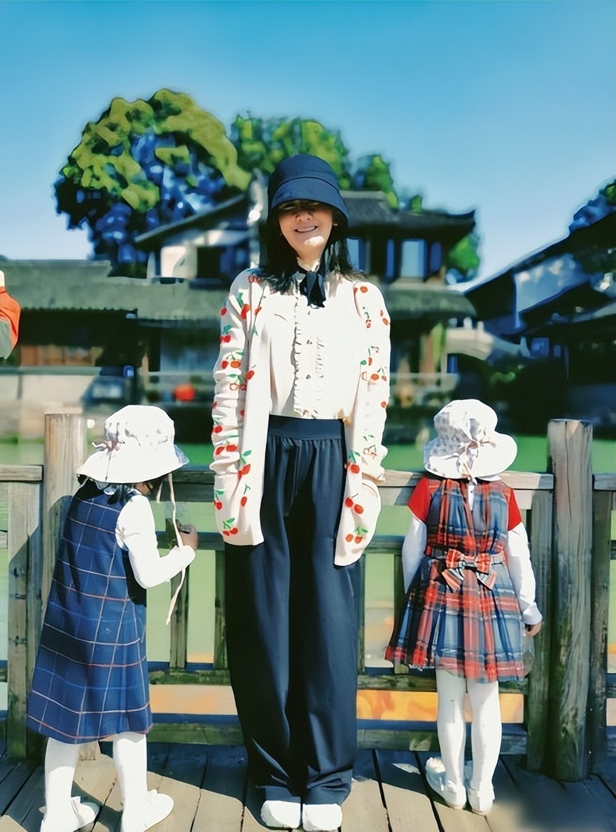 谢娜张杰庆双胞胎女儿满5岁,跳跳俏俏一个像爸一个像妈,身高差距明显