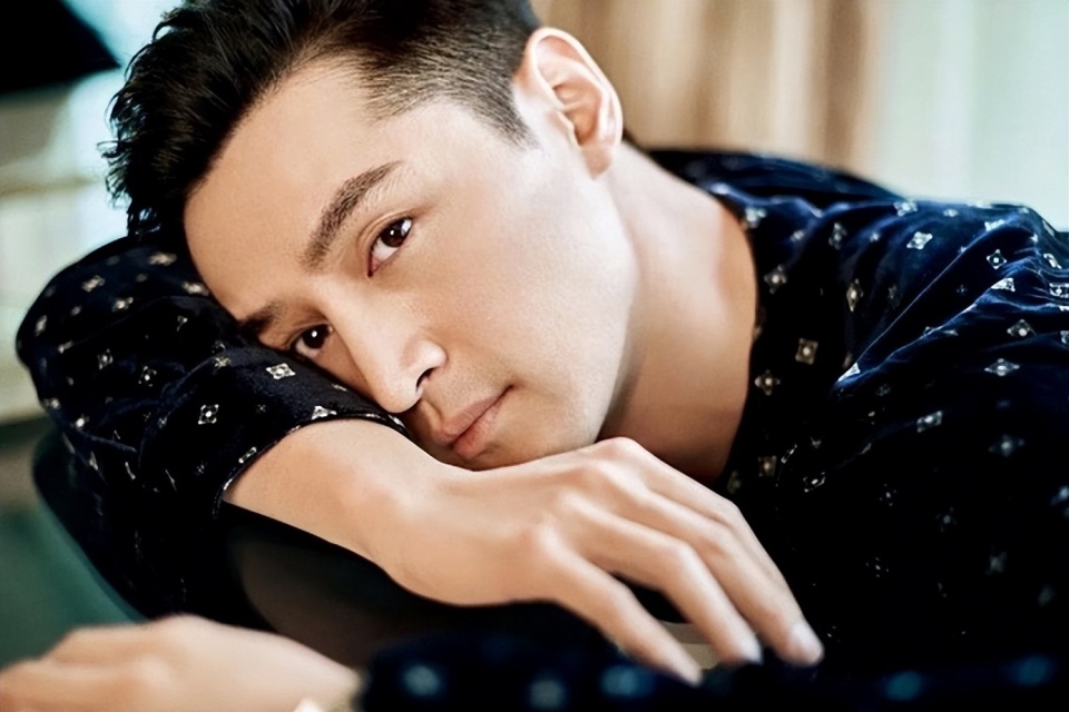 岁月催人老,41岁的胡歌西藏游和网友合影,白发不少_腾讯新闻