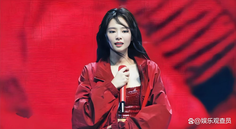 三秒眼神封神！Jennie谢幕凝视成谜：舞台女王的致命温柔刀？_腾讯新闻