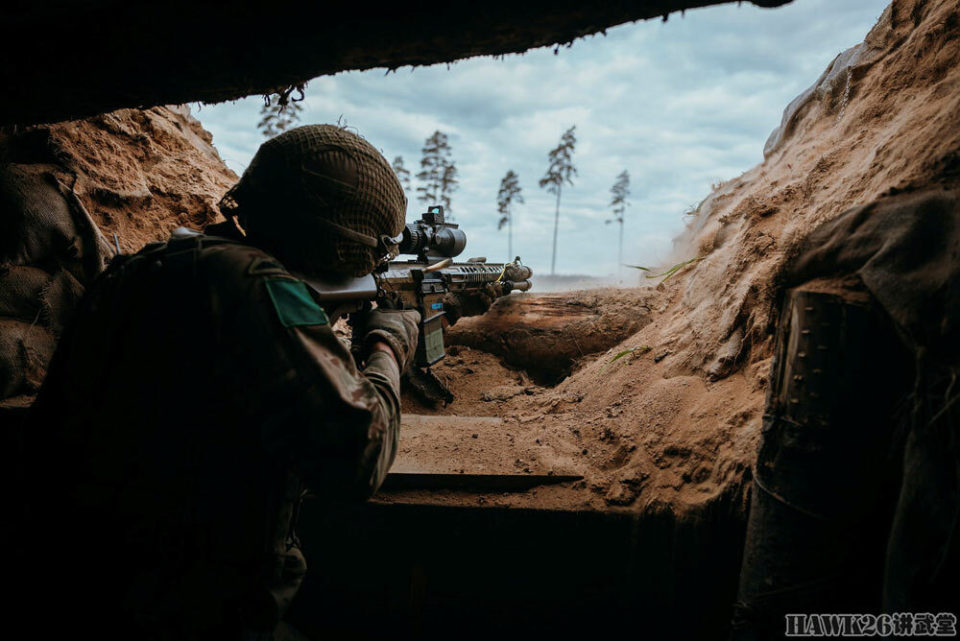 英国精锐伞兵在爱沙尼亚参加演习 堑壕战成为重点 无人机全程开眼