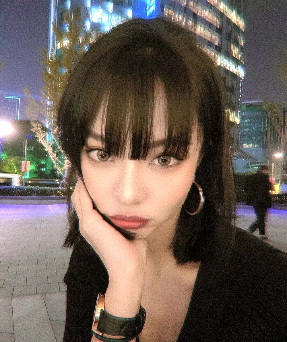 萧亚轩终认分手,黄皓被曝与女邻居闪婚,恋爱细节老婆容貌全公开