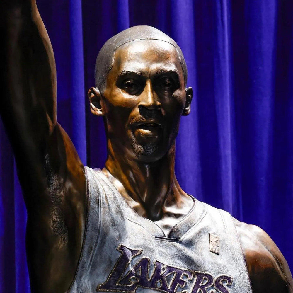 瓦妮莎分享科比另外两座雕像的细节,科比独立雕像三选一