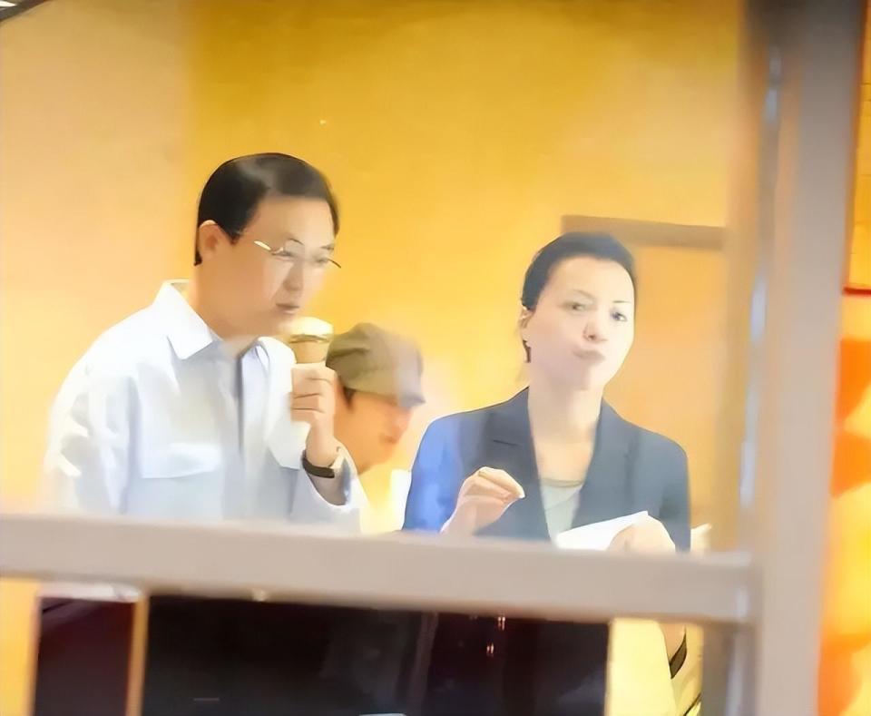 董卿带儿子罕见露面,头发凌乱显憔悴,陪娃坐角落,未见老公身影