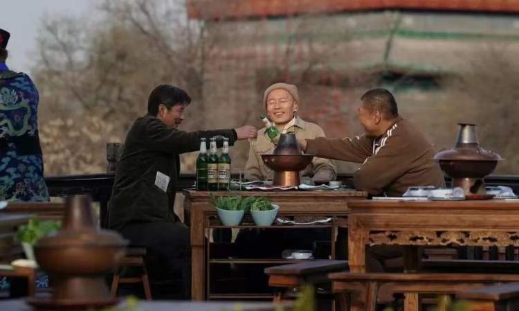 国庆电影品鉴 | 顽主迟暮，《爆款好人》在流量里迷失_腾讯新闻