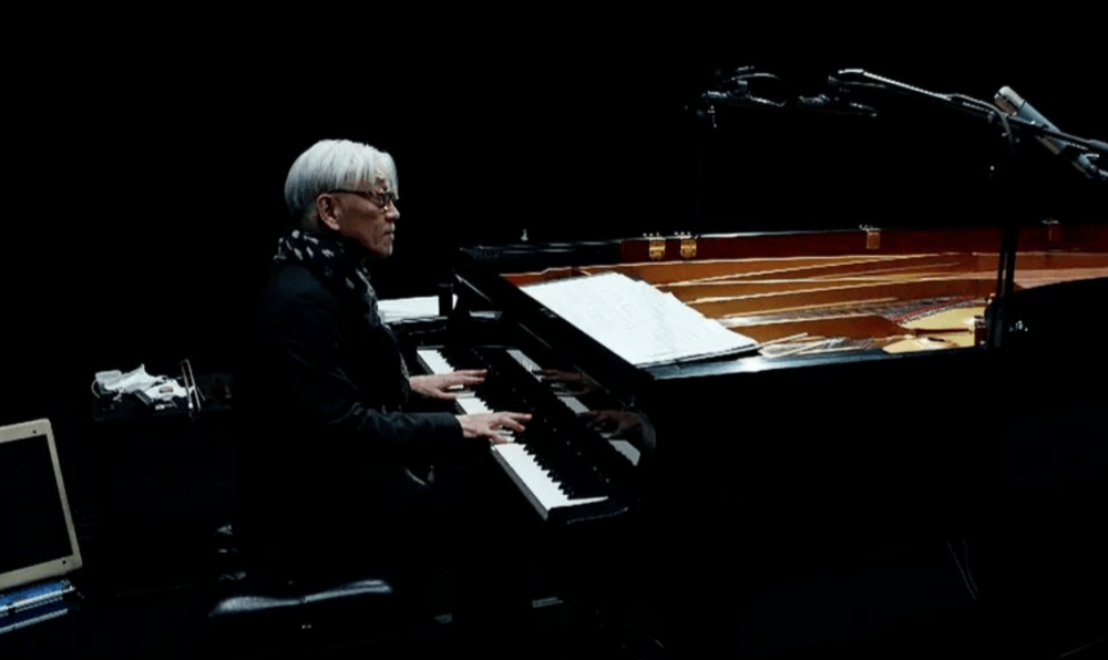 2022年,坂本龙一录制了钢琴独奏音乐会,在当年12月在线上公开,这被乐