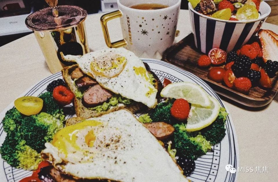 今日早餐牛油果酱半熟蛋开面三明治