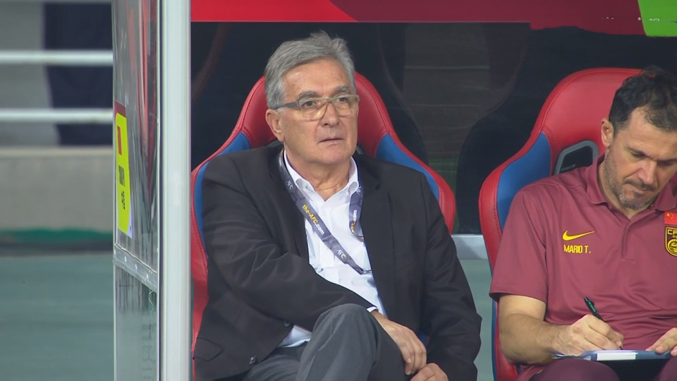 伊万昏招频出,406阵型破罐破摔,国足两中场太坑,出线指望韩国队