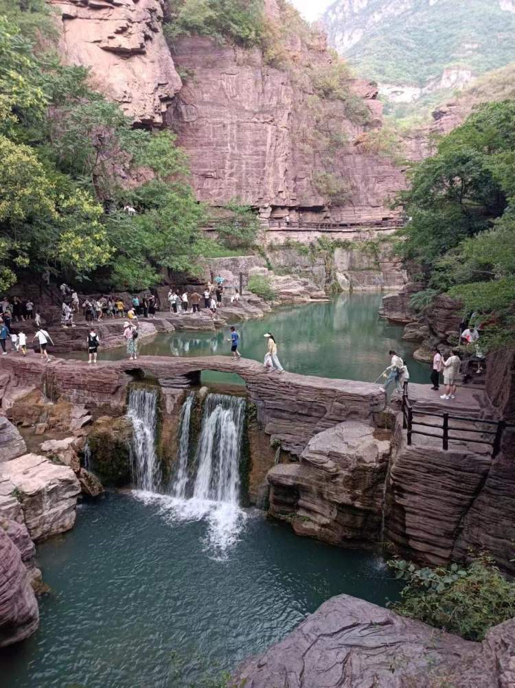 第二天早上7点30分出发,去云台山旅游.