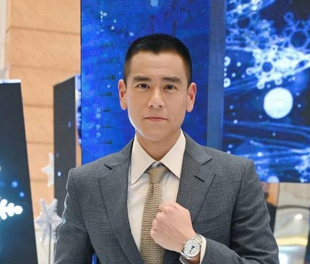 于是头发就一边长一边掉,最后把彭于晏变得发际线堪忧了.