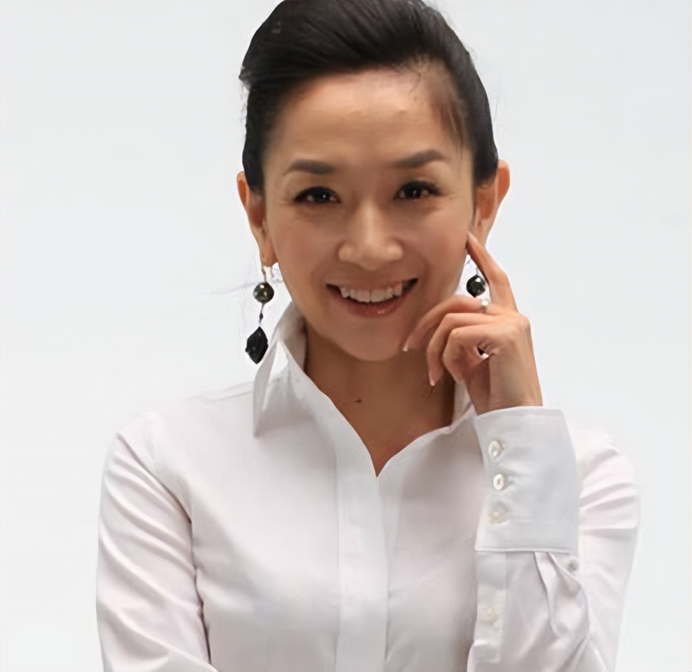 王芳罕晒15岁女儿爱女被指裙子太短不像学生她大方回应质疑