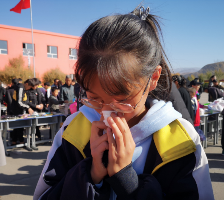 山西石家田学校学生柳苗苗因听不懂数学很伤心汉姆联队资助的其他助学