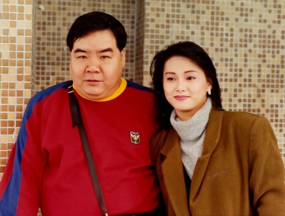 影帝郑则仕73岁生日群星到贺，太太朴素现身，曾欠债千万共度难关_腾讯新闻