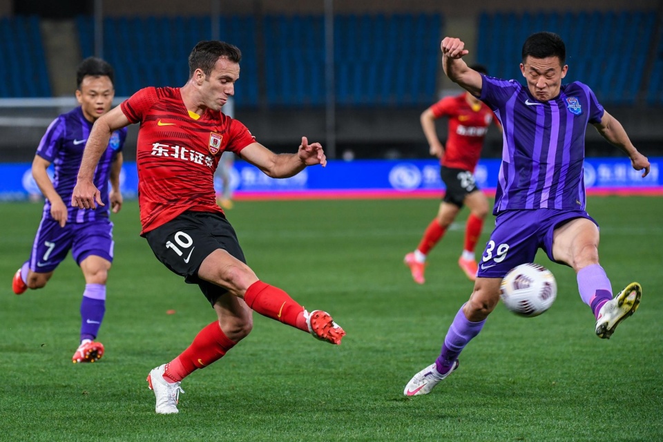 长春亚泰vs津门虎首发4外援pk5外援谭龙巴顿出战谢维军替补