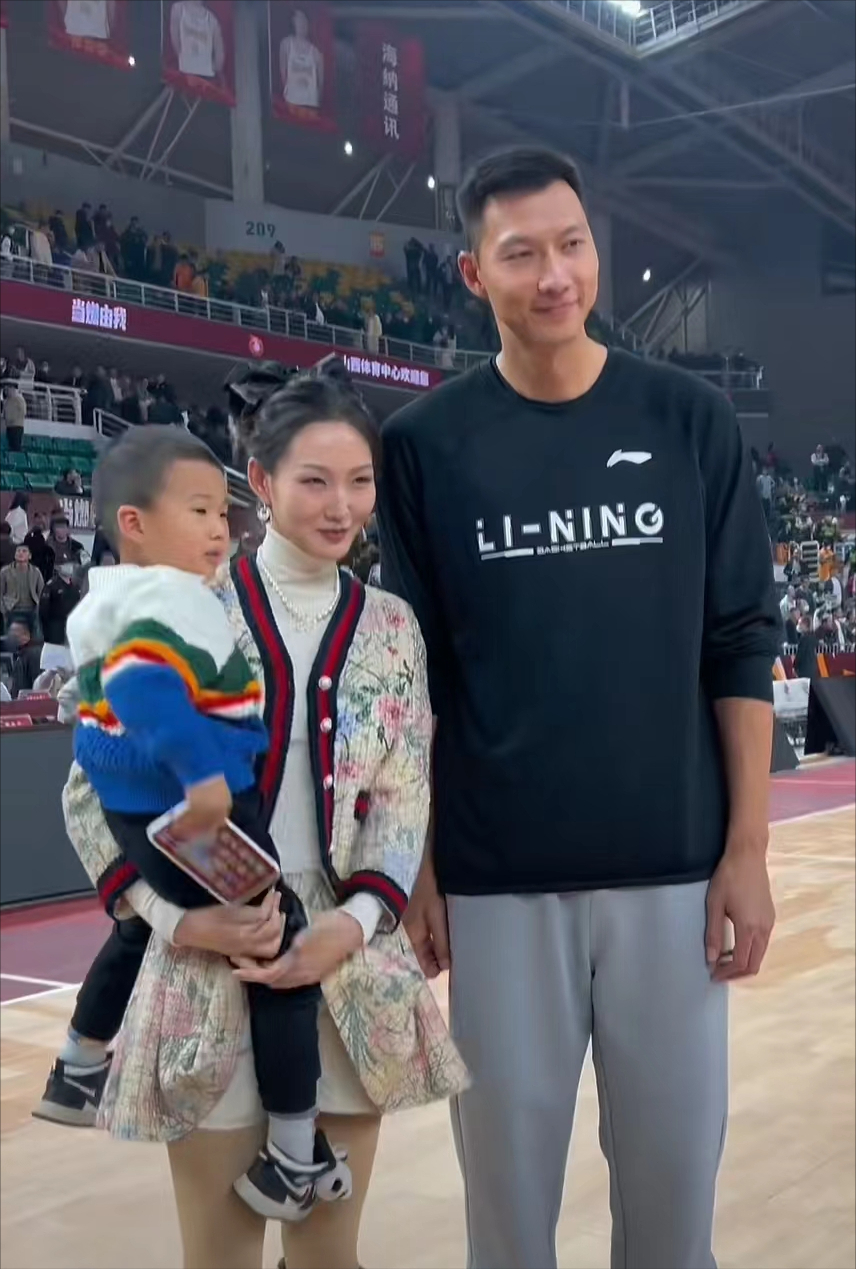任骏飞回归家乡大爆发高颜值妻子亮相赛后全家同易建联合影