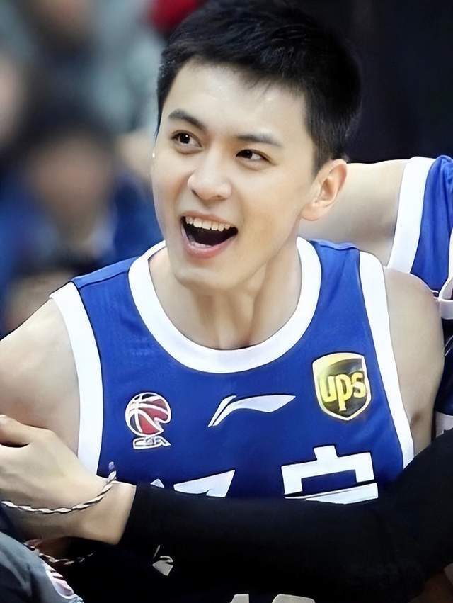 杨鸣疑婚内出轨,与情人搂抱合影曝光,妻子发声,更多证据被扒_腾讯新闻