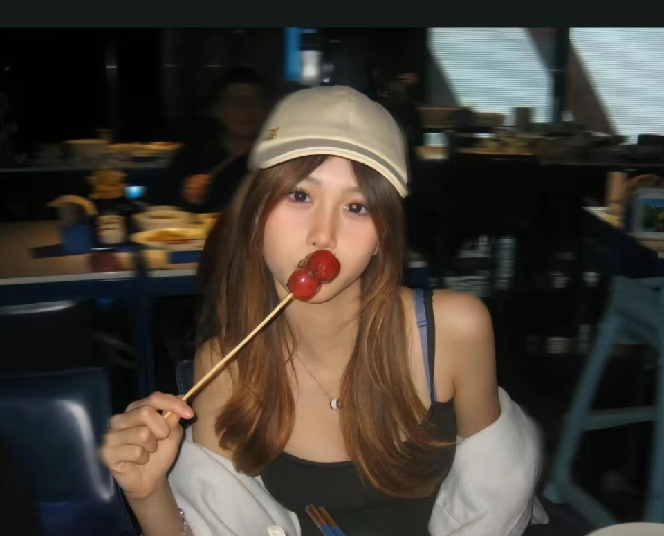 钟丽缇小女儿近照,14岁考拉穿辣妹吊带衫,染发化妆精