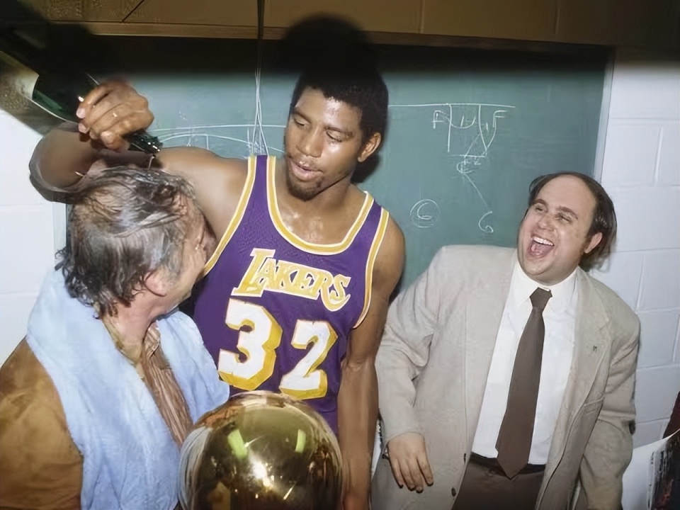 贾巴尔场均33.4分13.6篮板3.2助攻4.6盖帽fmvp:魔术师约翰逊(场均21.