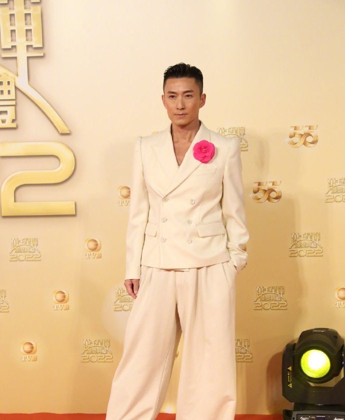 赛前一直宣称有信心的陈山聪身穿白色西装,衣领处更佩戴着老婆送上的