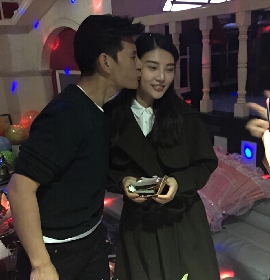 蒲巴甲陪女友医院产检似临盆在即,准岳母撑伞贴心伺候
