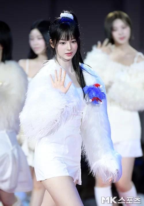 谁是sbs歌谣大战红毯最佳着装张元英短裙亮眼她靠露肩装吸睛