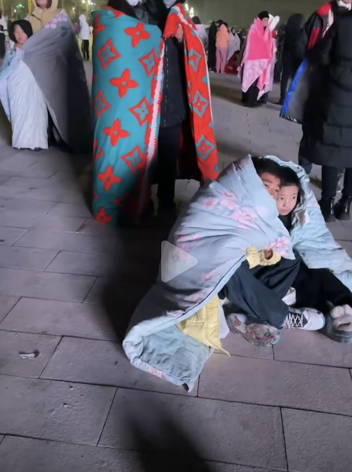 地震来不及穿衣服图片