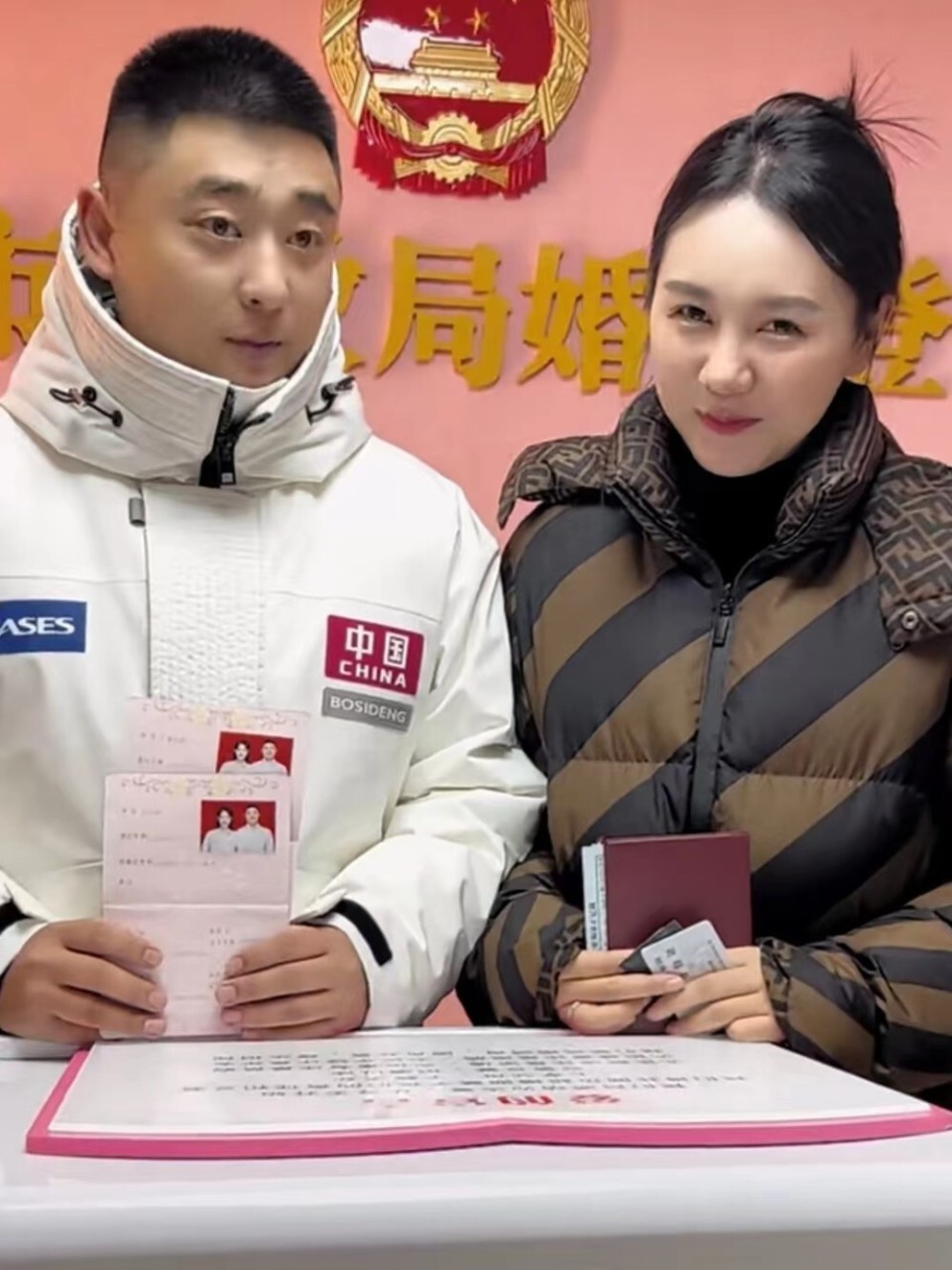 刘程抱新生儿亲吻太太,孕肚写真首曝光