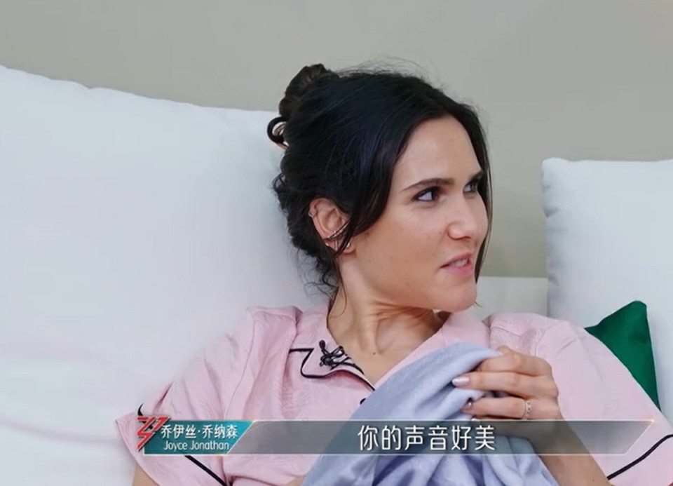 乔伊丝也很配合,练八段锦的时候,脚丫子用力到要钻出拖鞋了.