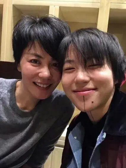 窦靖童和王菲曾拒绝巴黎名媛舞会,理由是做作,现在看童童太酷了-腾讯