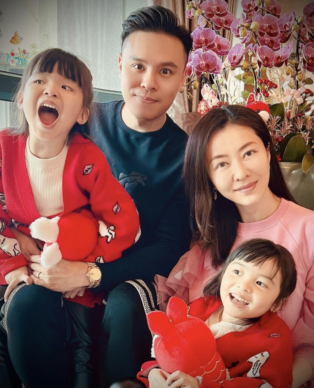 熊黛林晒祖孙三代出游与富豪老公贴身合影多金的婆婆一路同行