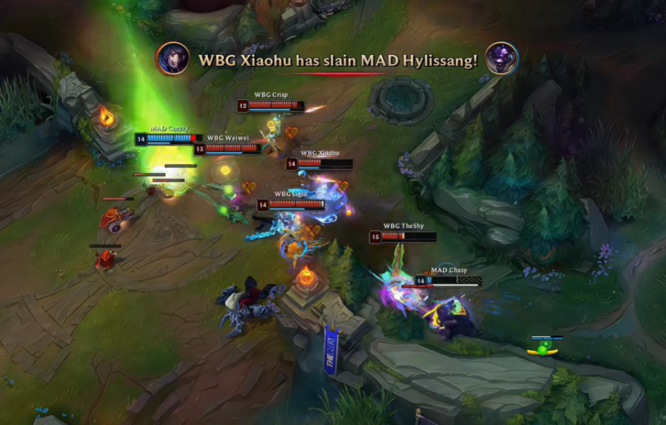 进入召唤师峡谷,灯皇light与松少crisp在对线期发力,不只完成补刀压制