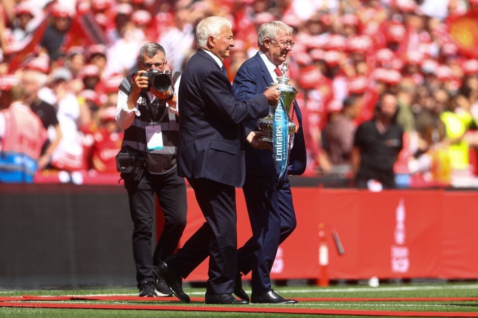 渣叔深情告白瓜帅,利物浦曼联针尖对麦芒,滕哈格暗自仰望老爵爷辉煌