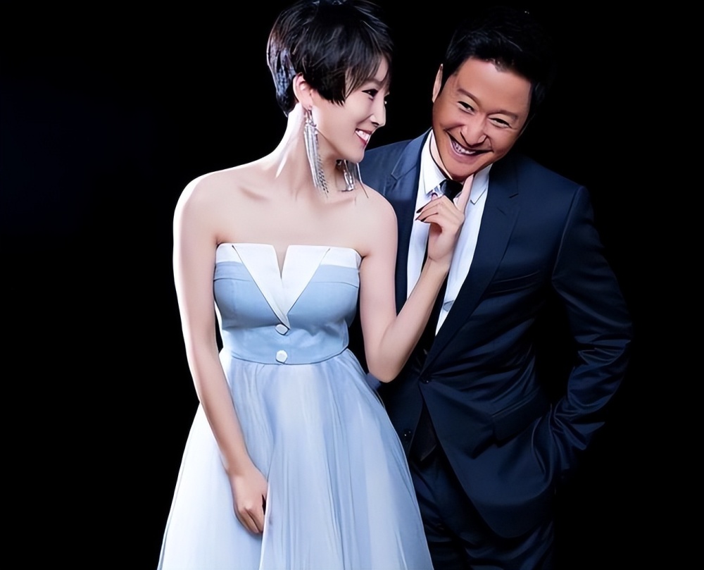 谢楠晒夫妻合照为老公庆祝49岁生日,吴京搂着娇妻笑出褶子_腾讯新闻