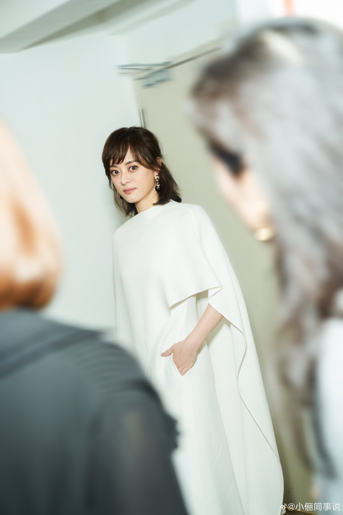 41岁孙俪造型终于在线!留长发穿吊带裙减龄又气质,美回巅峰