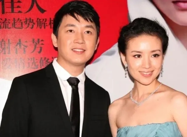 潘粤明和尹姝贻现身机场默契十足无互动他与前妻董洁关系缓和