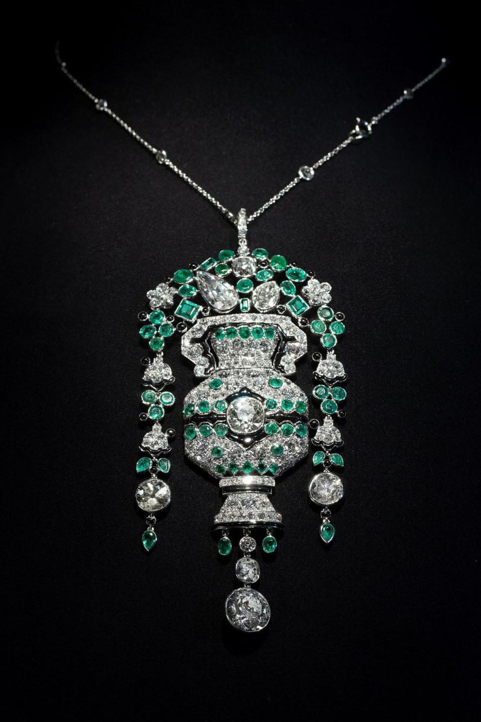 藤蔓等自然元素,当时卡地亚率先采用铂金镶嵌宝石,开创了"花环风格"