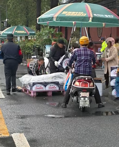 成都马拉松赛后补水点矿泉水遭哄抢