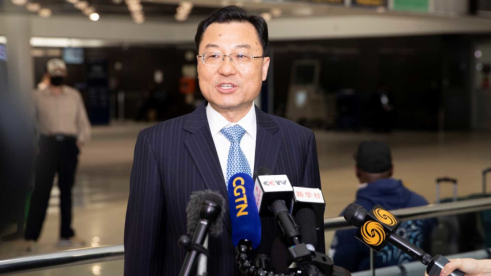 谢峰指出,台海局势紧张,原因在于有两股势力试图改变现状,一是台当局"