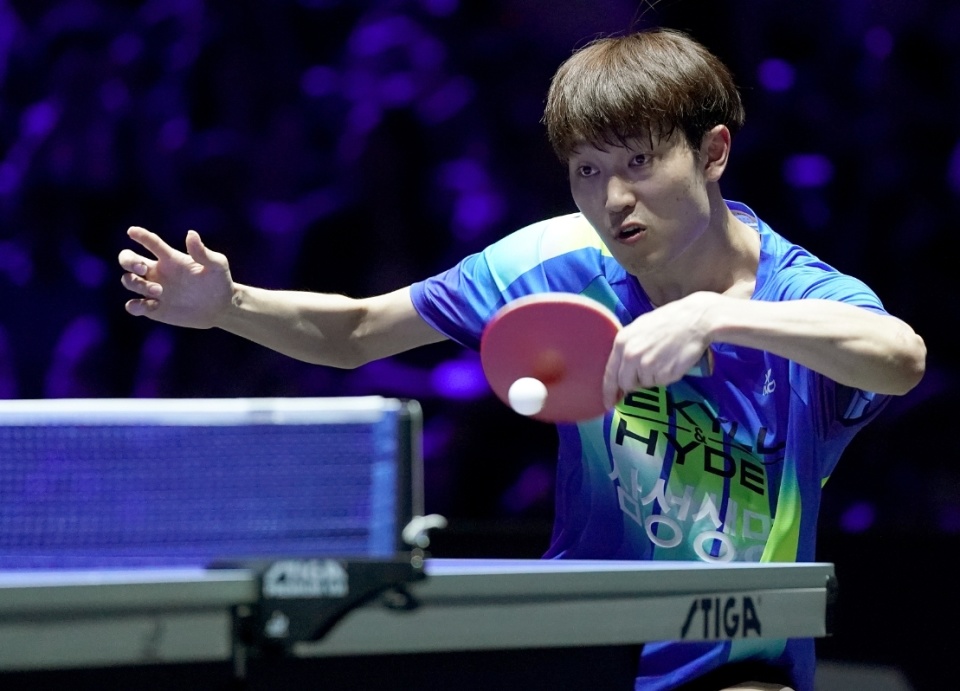 中韩对决一边倒,周启豪横扫韩国名将,半决赛大战梁靖崑!