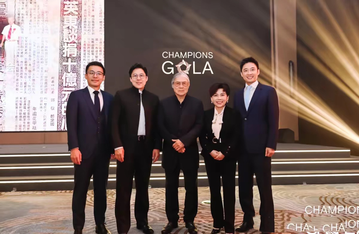 霍家辦體育基金晚宴，郭晶晶挨着李寧站C位，她穿黑色連衣裙很大氣 - 