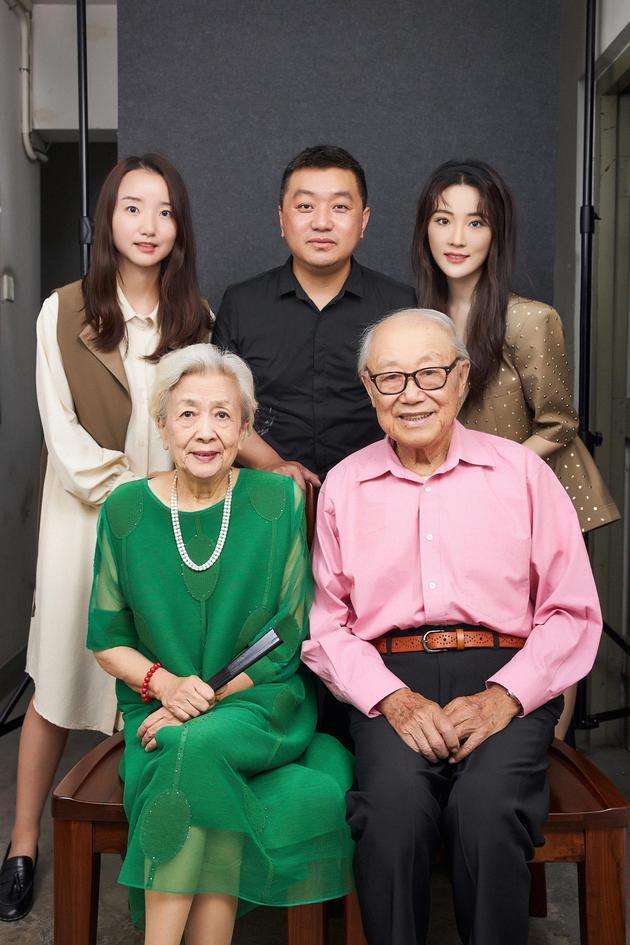 老戏骨谢芳丈夫张目因新冠突然病逝,享年92岁,最后露面精神足_腾讯